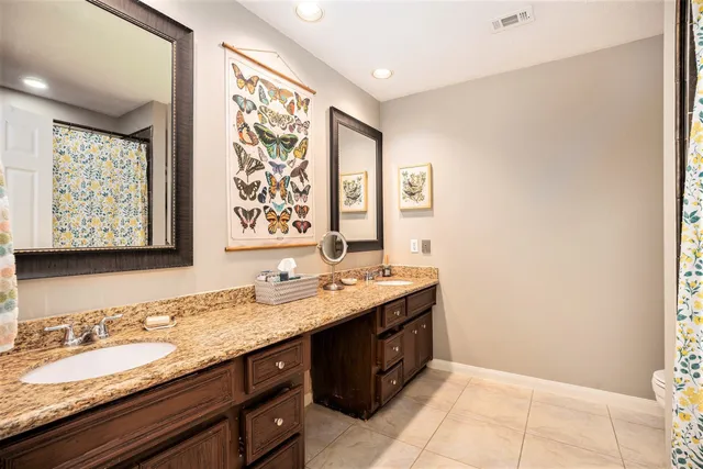 a view of a livingroom with furniture and a ceiling fan