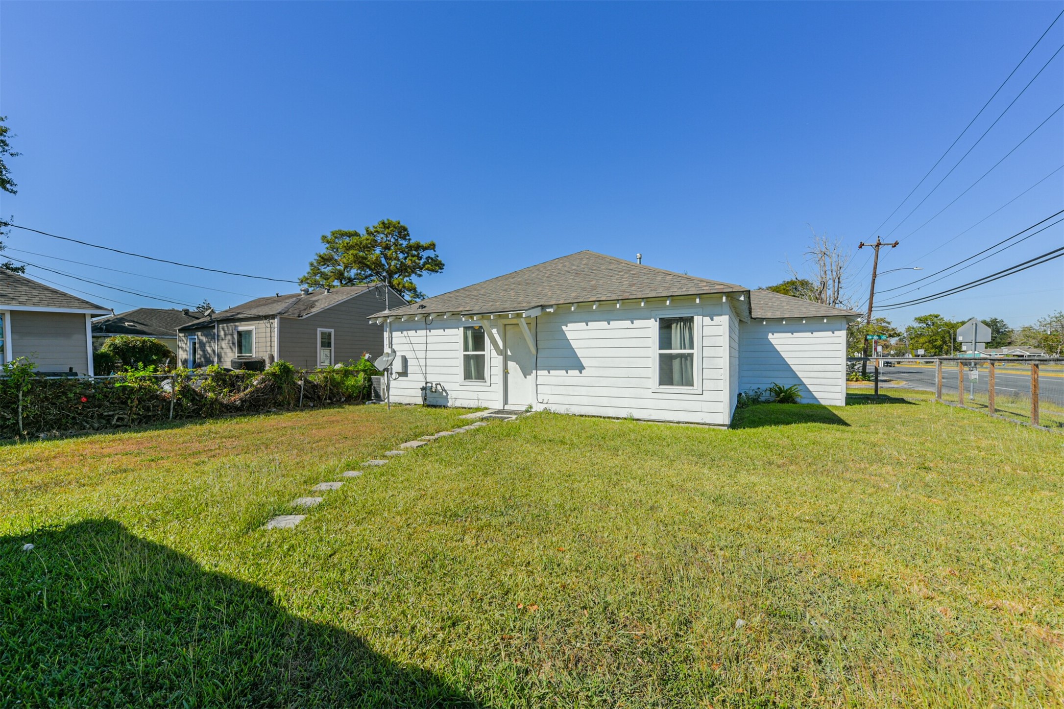 7546 Greendowns Street Houston, TX 77087 - Photo 33 of 33 a front view of a house with a garden