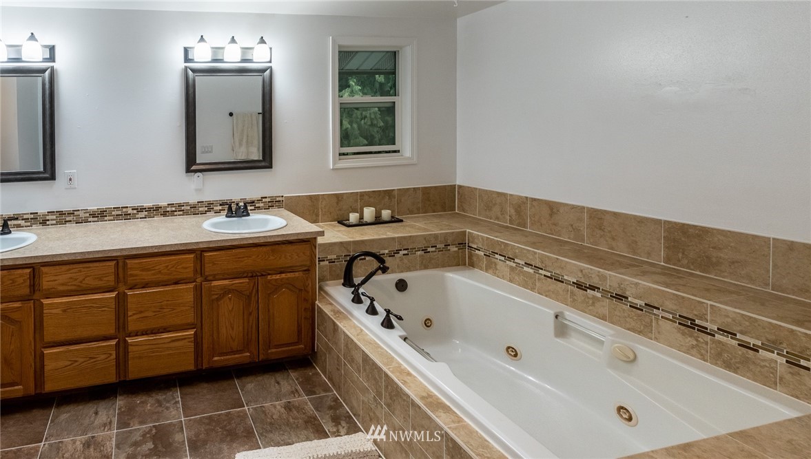843 Loomis Trail Road Lynden, WA 98264 - Photo 19 of 33 a bathroom with a bathtub sink and mirror