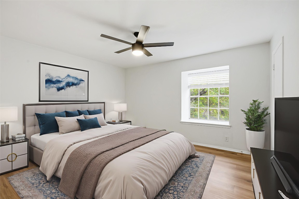 7801 Shoal Creek Boulevard, Unit 256 Austin, TX 78757 - Photo 3 of 27 a bedroom with bed and a window
