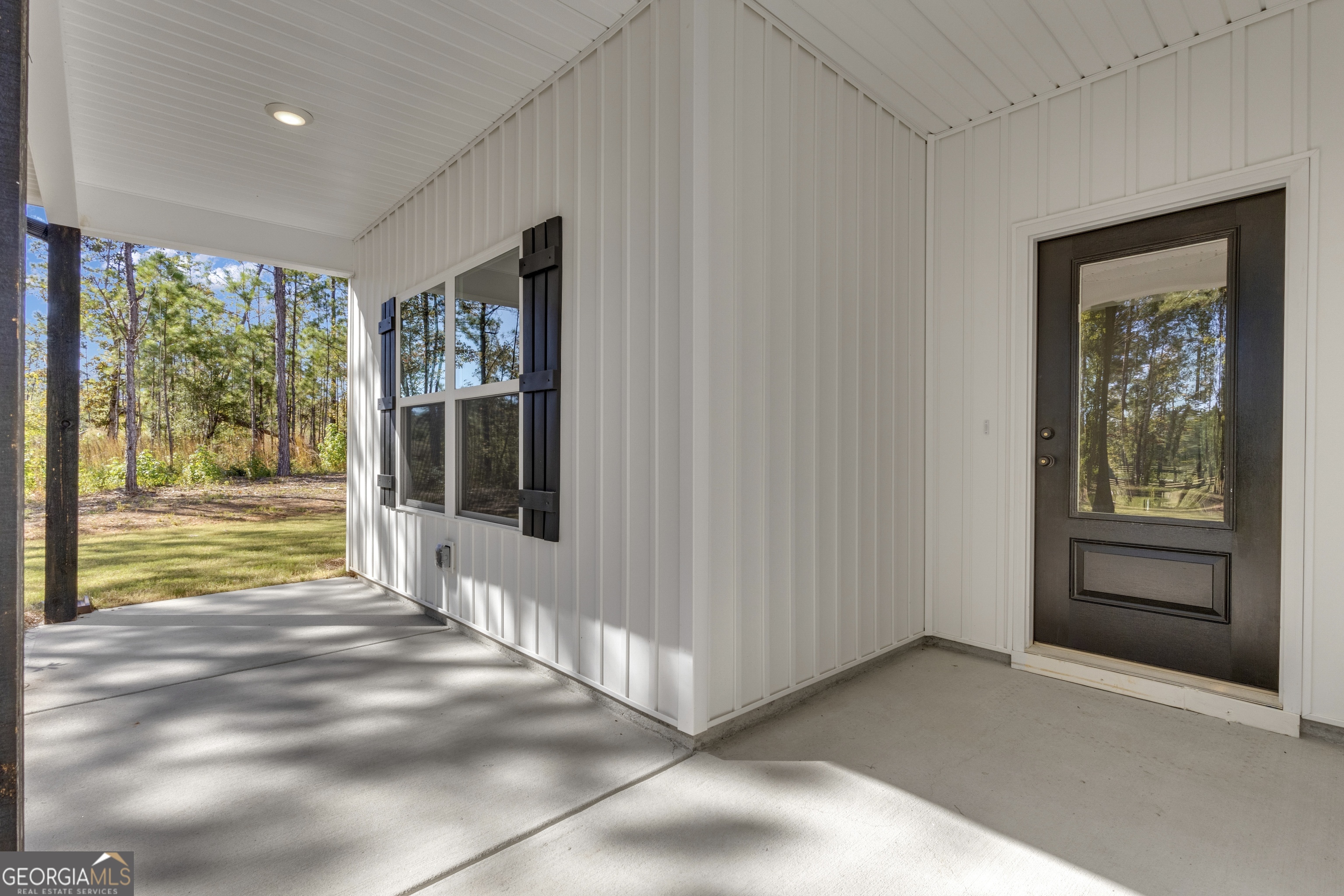 2114 Allie Road Greenville, GA 30222 - Photo 10 of 48 a view of a hallway with windows