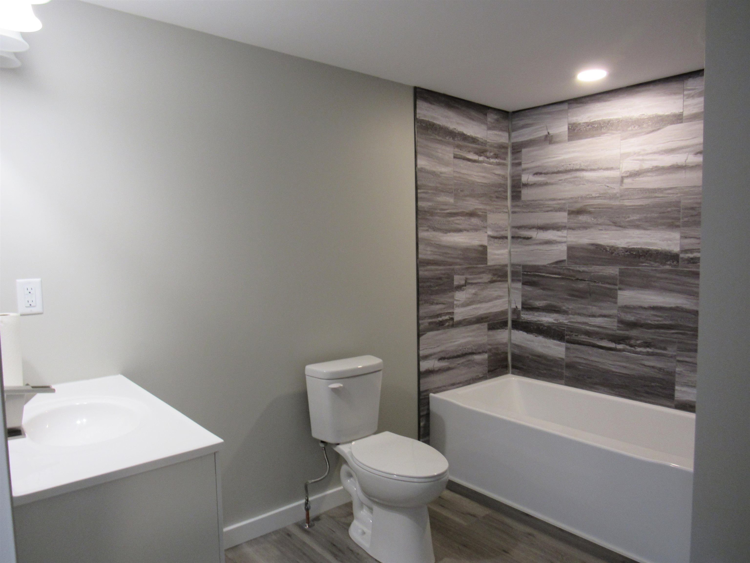 336 Belteberg Road Loves Park, IL 61111 - Photo 16 of 23 a bathroom with a toilet and a bathtub