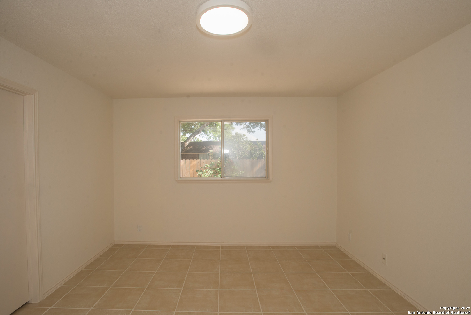 8914 Timber Run San Antonio, TX 78250 - Photo 8 of 23 an empty room with a window