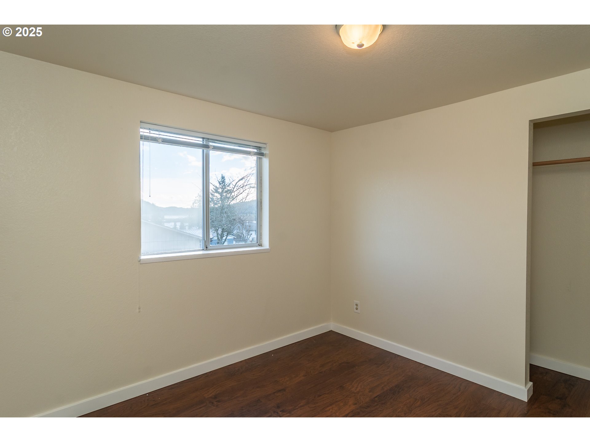 341 Ash Street Sutherlin, OR 97479 - Photo 12 of 28 an empty room with a window