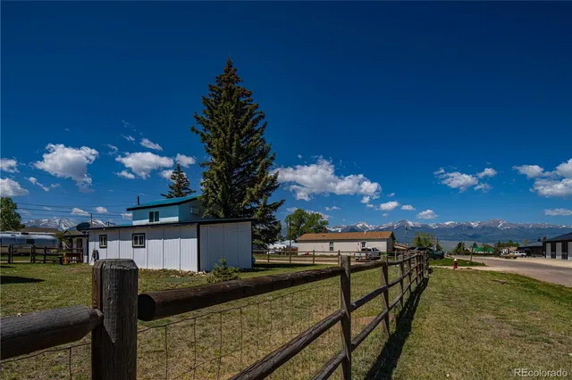 a view of a yard with a house