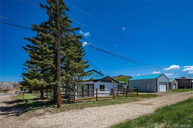 a view of a bench in the backyard of a house
