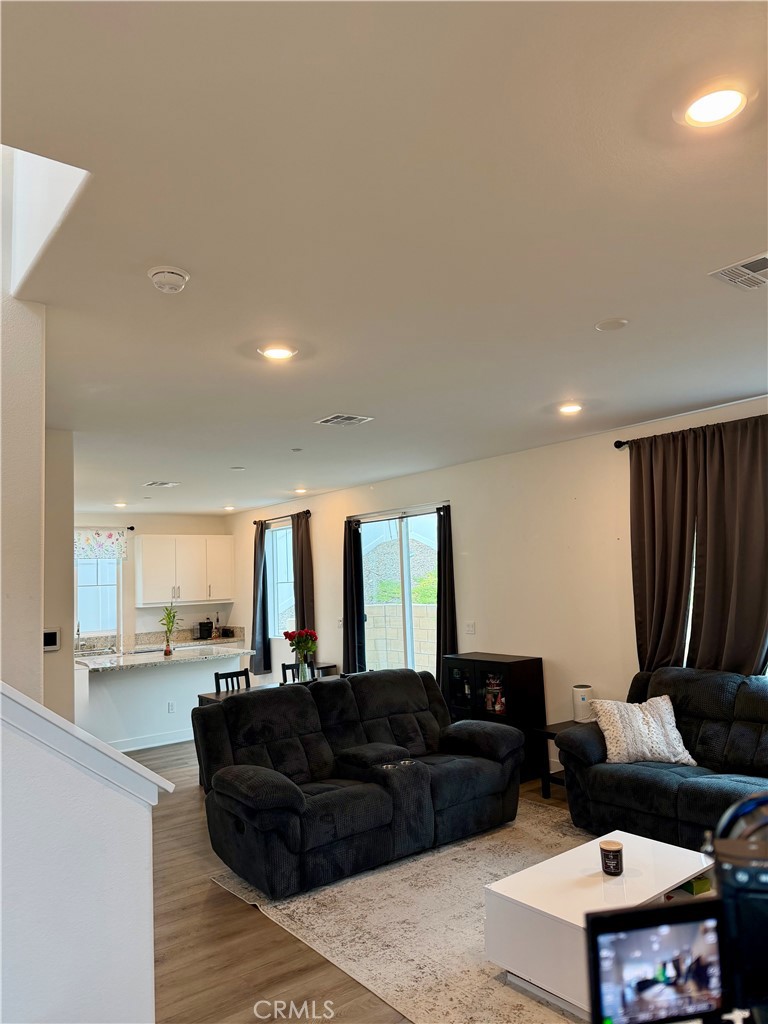 364 Castaic Way Rialto, CA 92377 - Photo 4 of 73