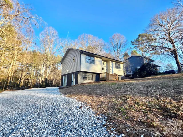 a view of a house with a yard