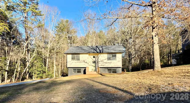 a view of back yard of the house