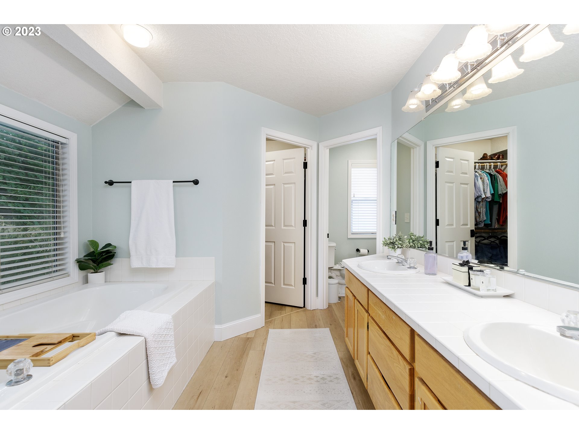 4816 Southwest Orchard Lane Portland, OR 97219 - Photo 22 of 36 Bathroom