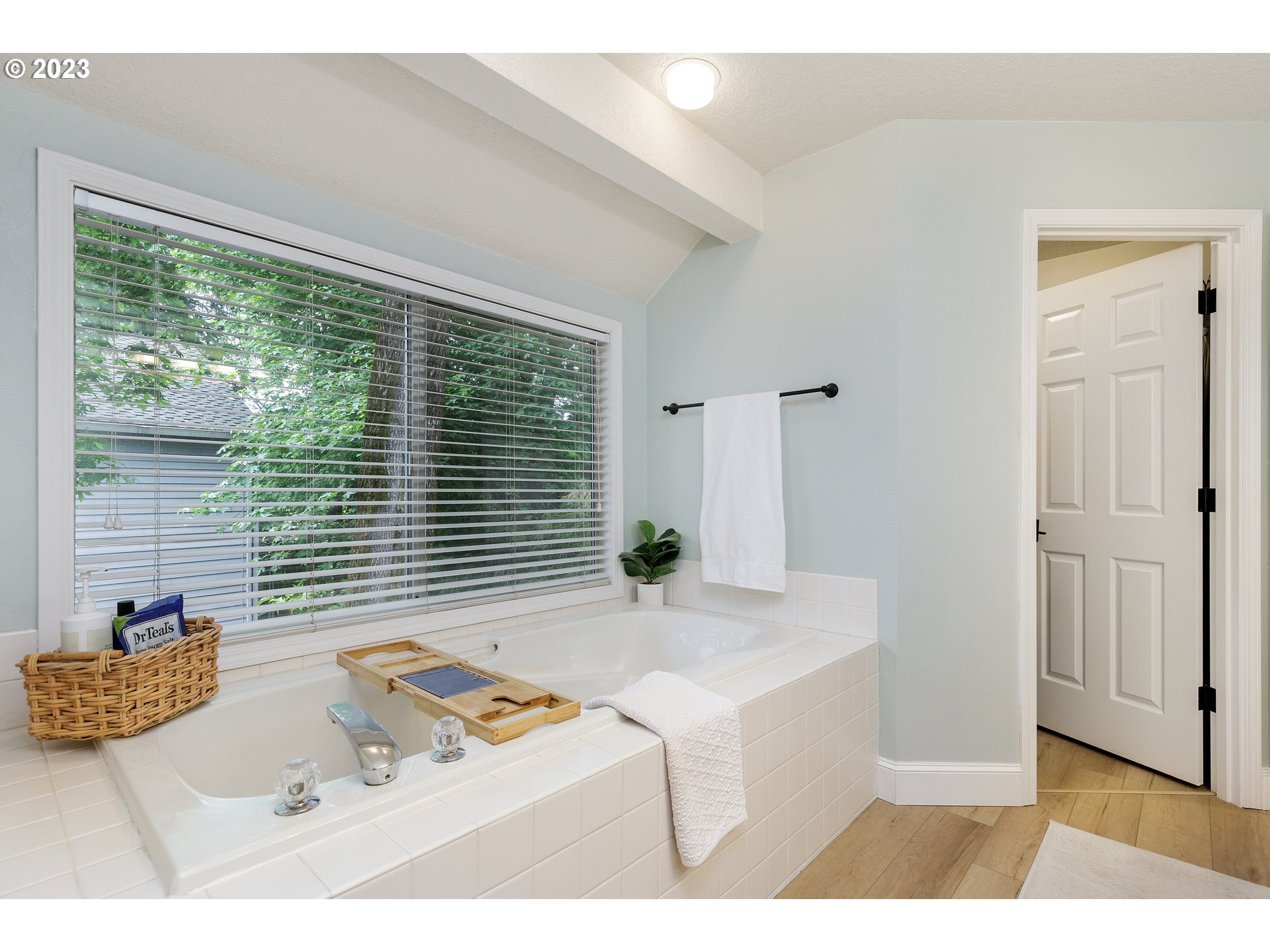 4816 Southwest Orchard Lane Portland, OR 97219 - Photo 23 of 36