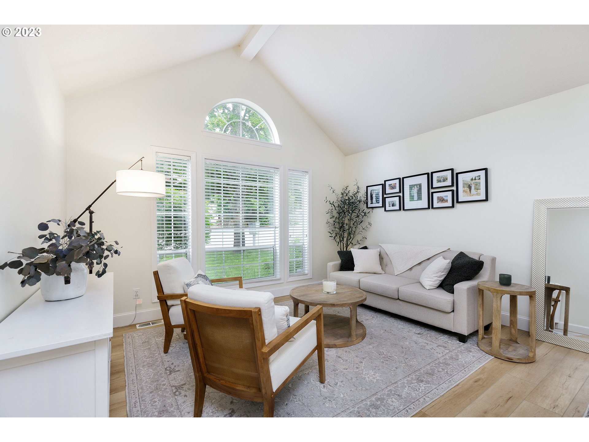 4816 Southwest Orchard Lane Portland, OR 97219 - Photo 4 of 36 Living Room