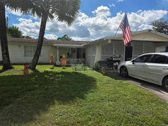 a view of a house with backyard