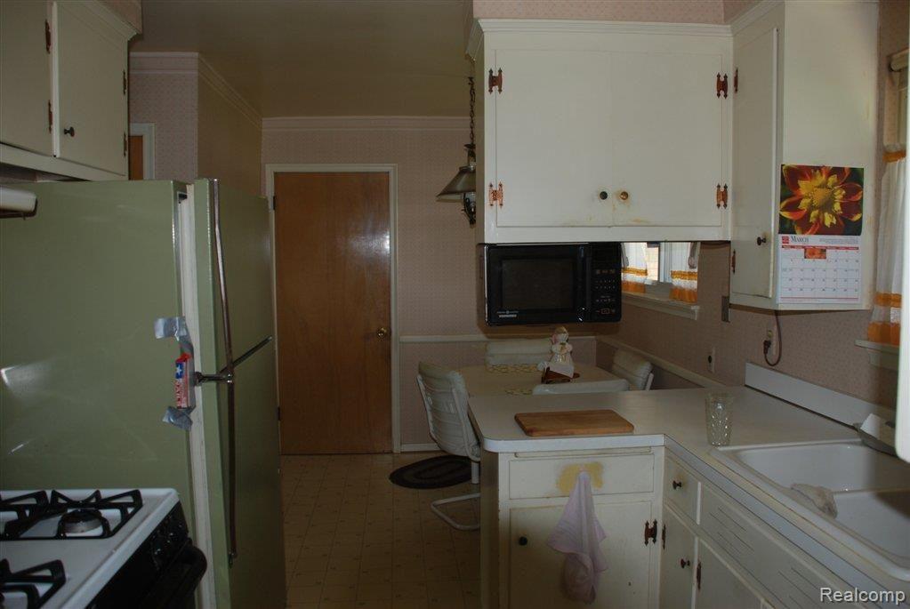 28001 Farmington Road Farmington, MI 48334 - Photo 8 of 25 KITCHEN 1