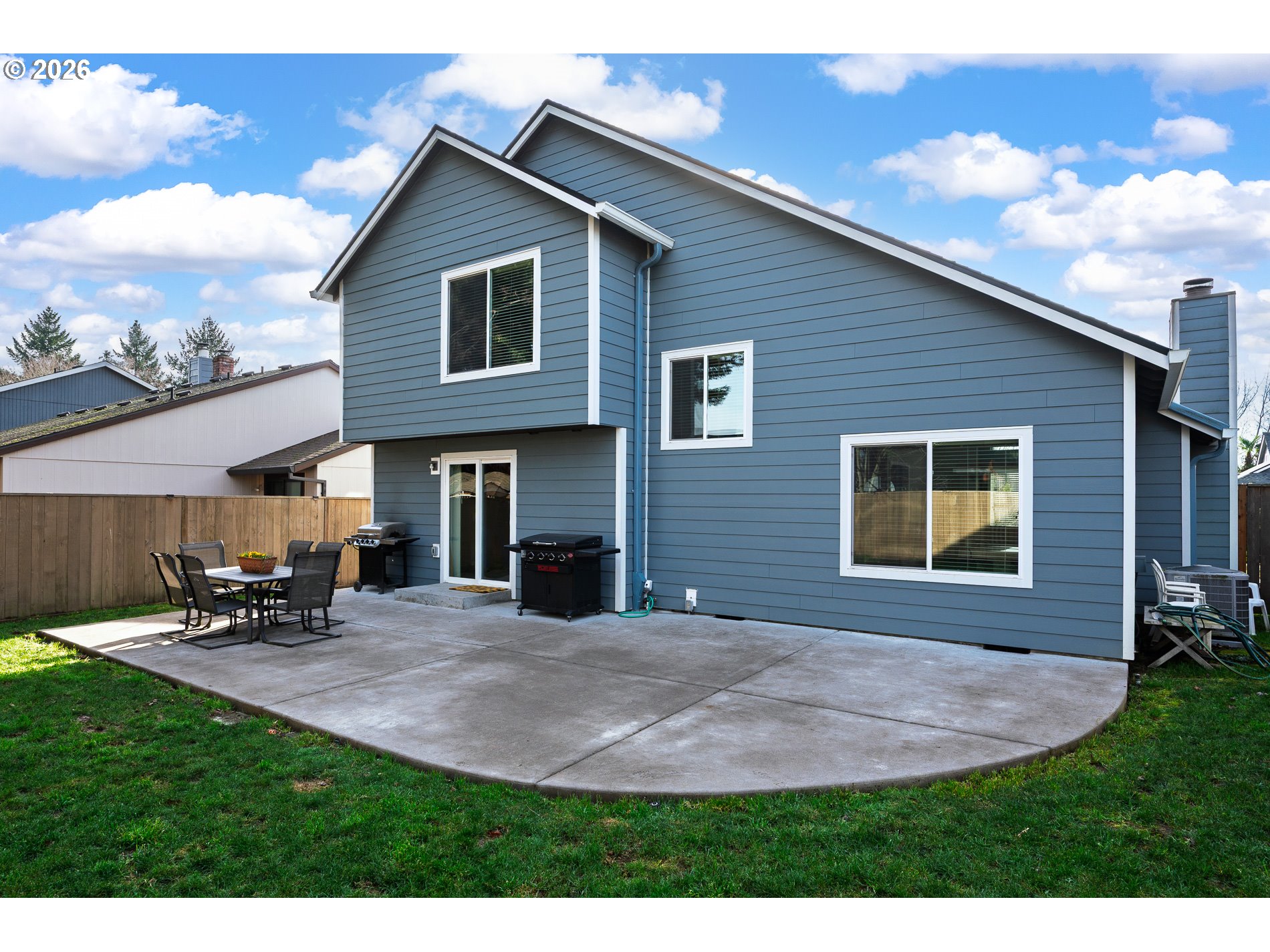 8670 Southwest Stratford Court Tigard, OR 97224 - Photo 37 of 42 a backyard of a house with table and chairs