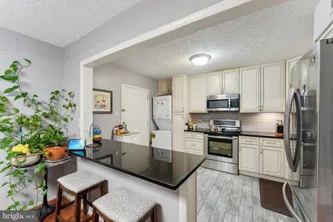 $450,000 | 1800 Old Meadow Road, Unit 1204, McLean, VA 22102