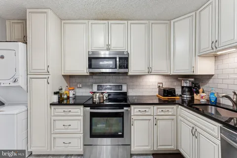 $450,000 | 1800 Old Meadow Road, Unit 1204, McLean, VA 22102