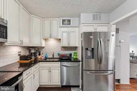 $450,000 | 1800 Old Meadow Road, Unit 1204, McLean, VA 22102