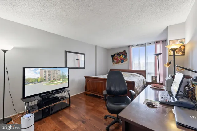 $450,000 | 1800 Old Meadow Road, Unit 1204, McLean, VA 22102