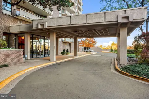 $450,000 | 1800 Old Meadow Road, Unit 1204, McLean, VA 22102