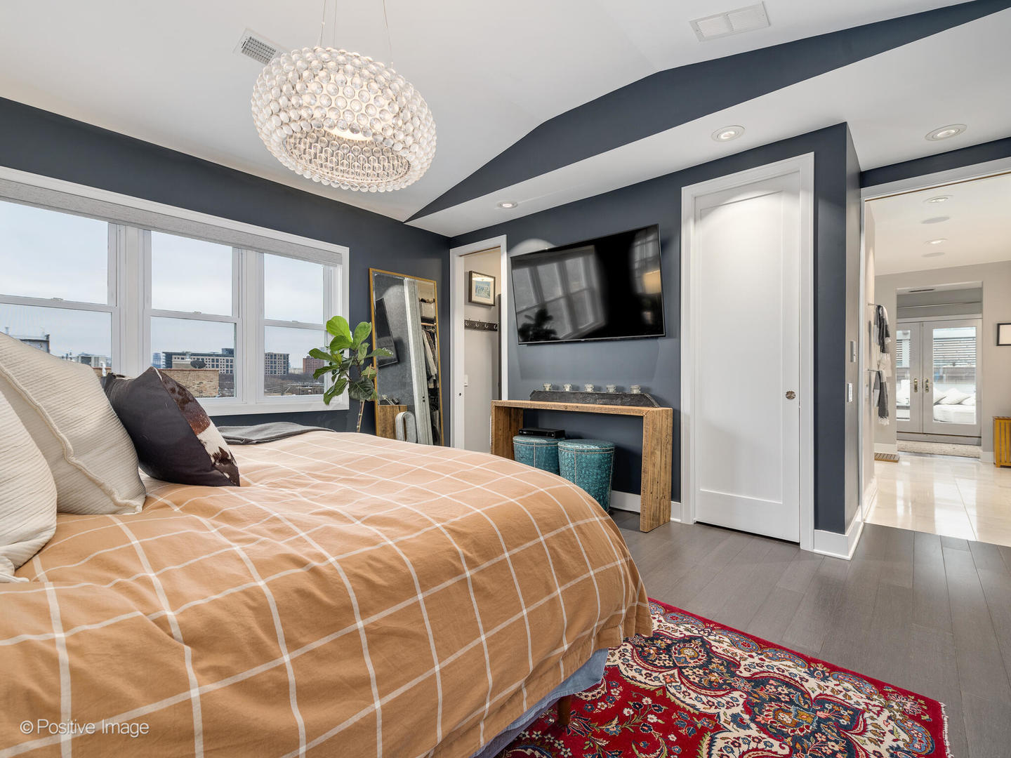 1846 North Mohawk Street, Unit PH Chicago, IL 60614 - Photo 22 of 37 a spacious bedroom with a bed and a flat screen tv