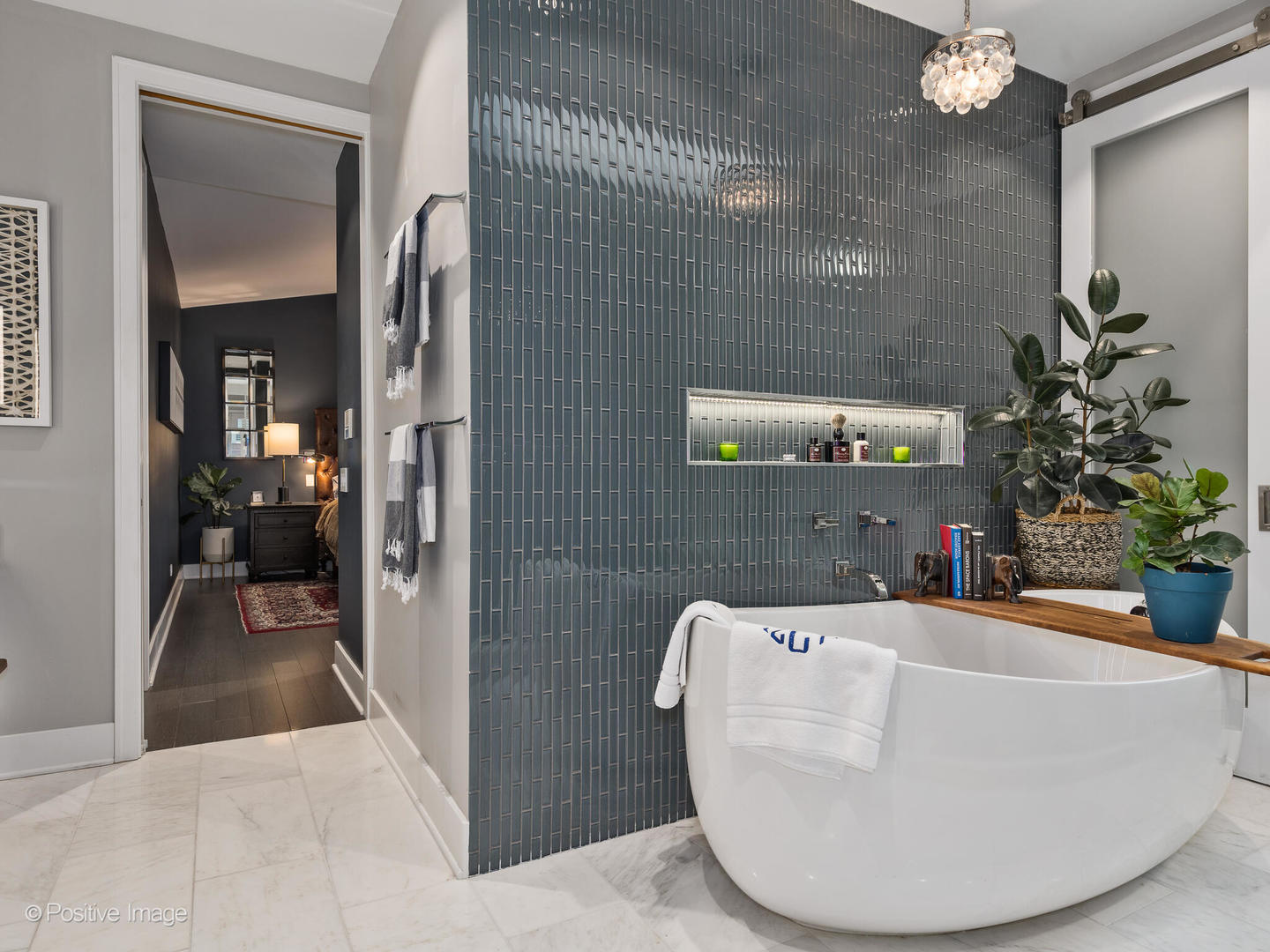 1846 North Mohawk Street, Unit PH Chicago, IL 60614 - Photo 27 of 37 a view of a room that has a fountain in it