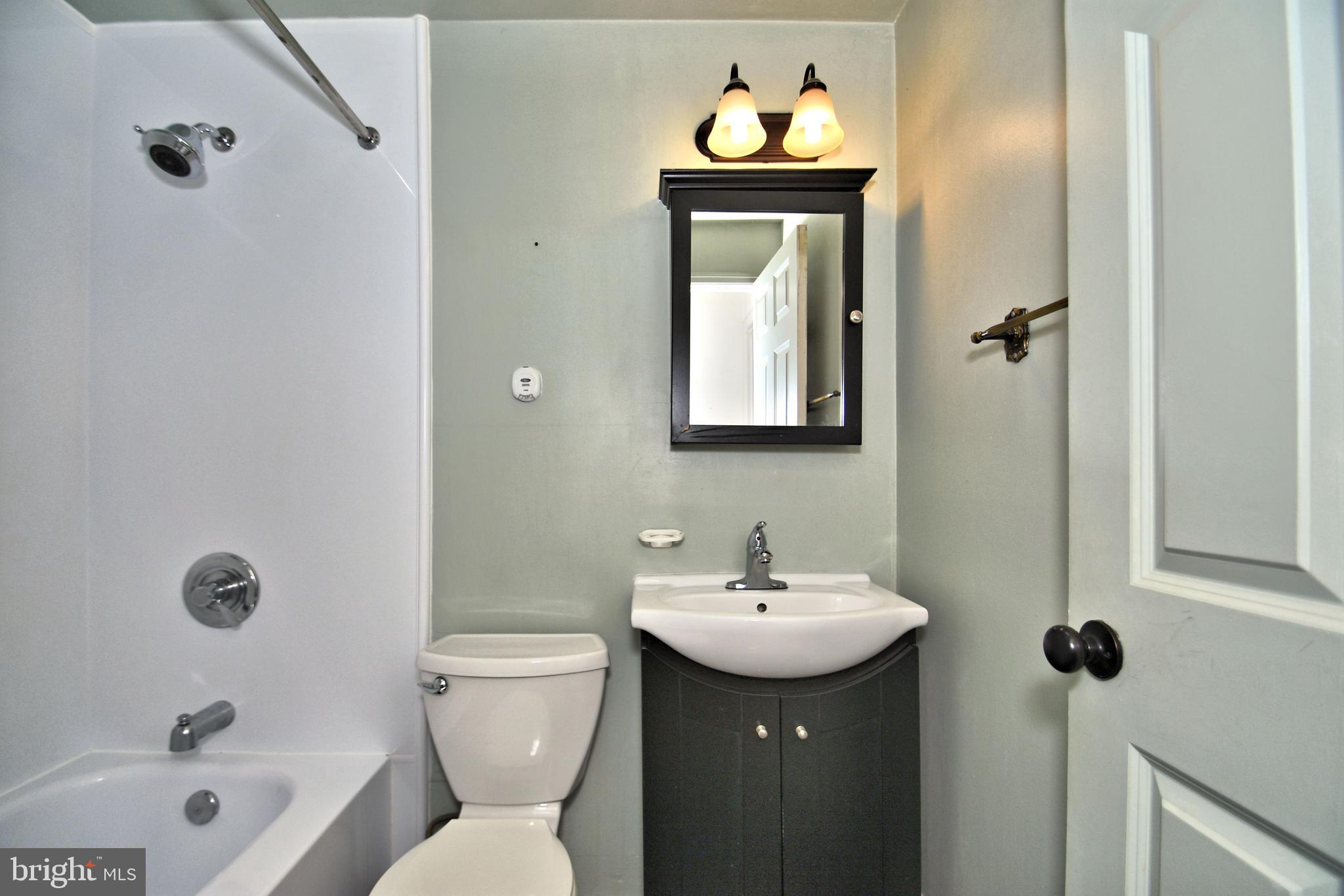 926 Andover Road Lansdale, PA 19446 - Photo 20 of 29 Full Bath with Skylight