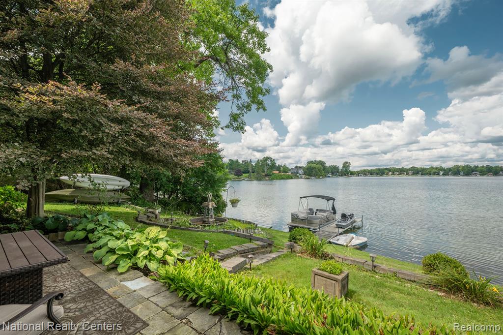 7030 Commerce Road West Bloomfield, MI 48324 - Photo 27 of 32