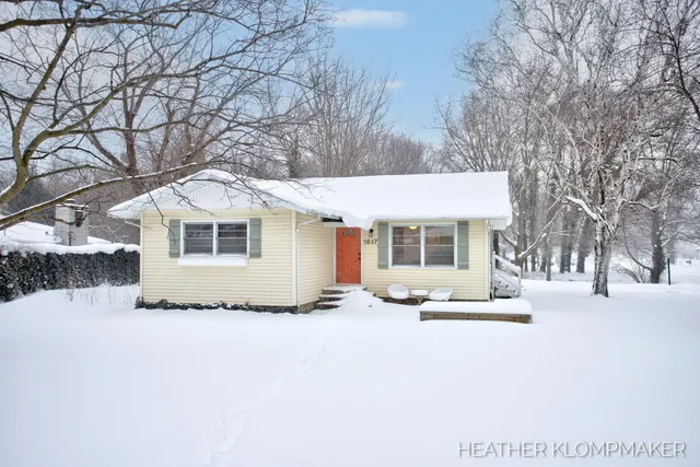 $285,000 | 1647 West Lakewood Boulevard, Holland, MI 49424