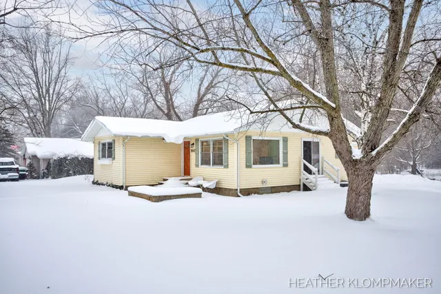 $285,000 | 1647 West Lakewood Boulevard, Holland, MI 49424