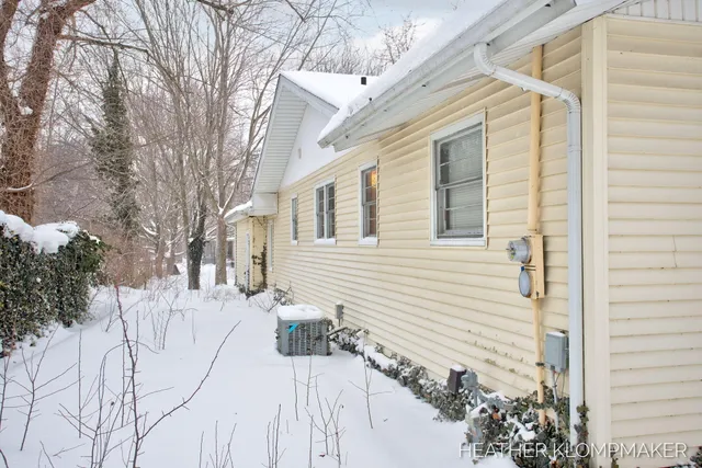 $285,000 | 1647 West Lakewood Boulevard, Holland, MI 49424