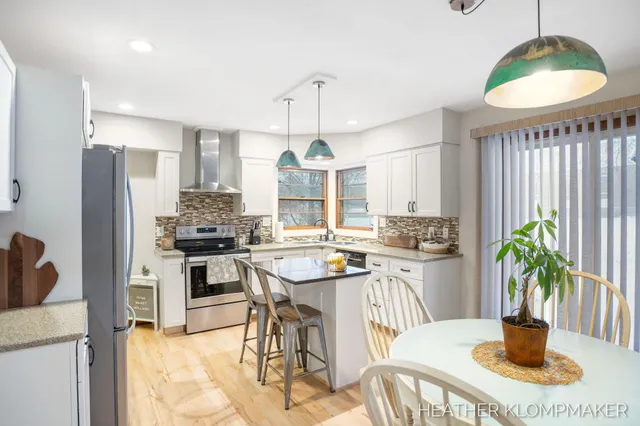 $285,000 | 1647 West Lakewood Boulevard, Holland, MI 49424