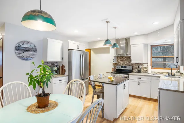 $285,000 | 1647 West Lakewood Boulevard, Holland, MI 49424