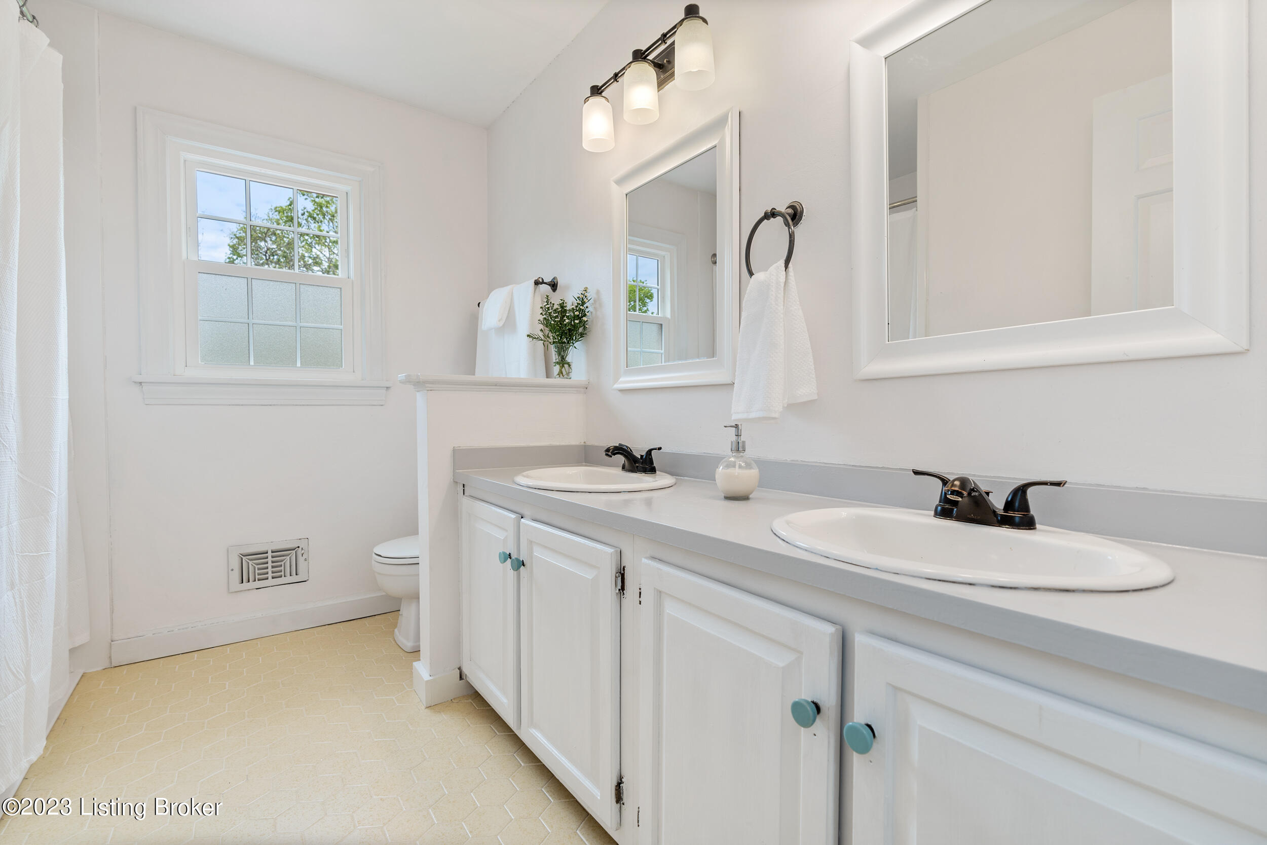 13310 Creekview Road Prospect, KY 40059 - Photo 32 of 50 Full Bathroom
