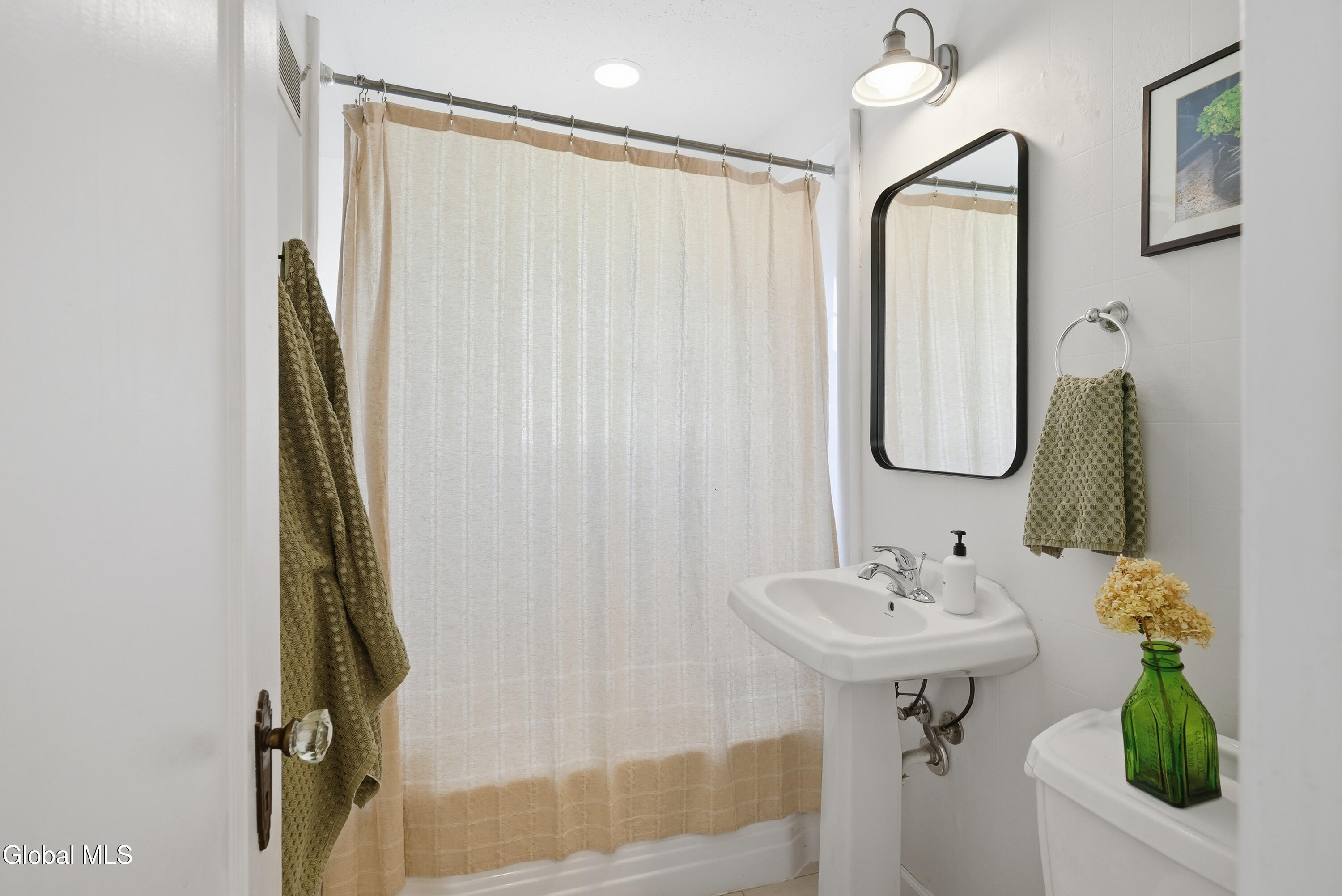 2049 Hoover Road Niskayuna, NY 12309 - Photo 14 of 34 15 (1)