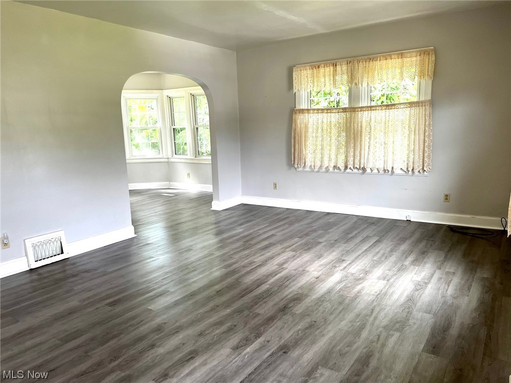 2428 Reeves Road Northeast Warren, OH 44483 - Photo 11 of 23 Living room w/laminate flooring
