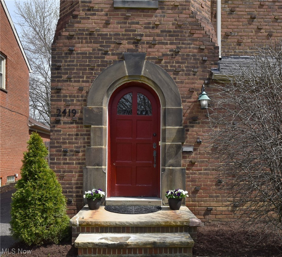 2419 Fenwick Road Cleveland, OH 44118 - Photo 3 of 28