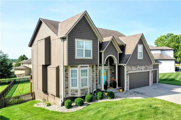 $515,000 | 2221 Southwest HawkView Road, Lee's Summit, MO 64082
