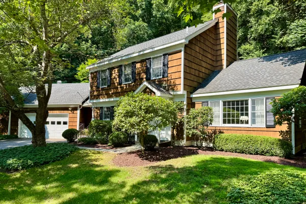 a view of house with a yard