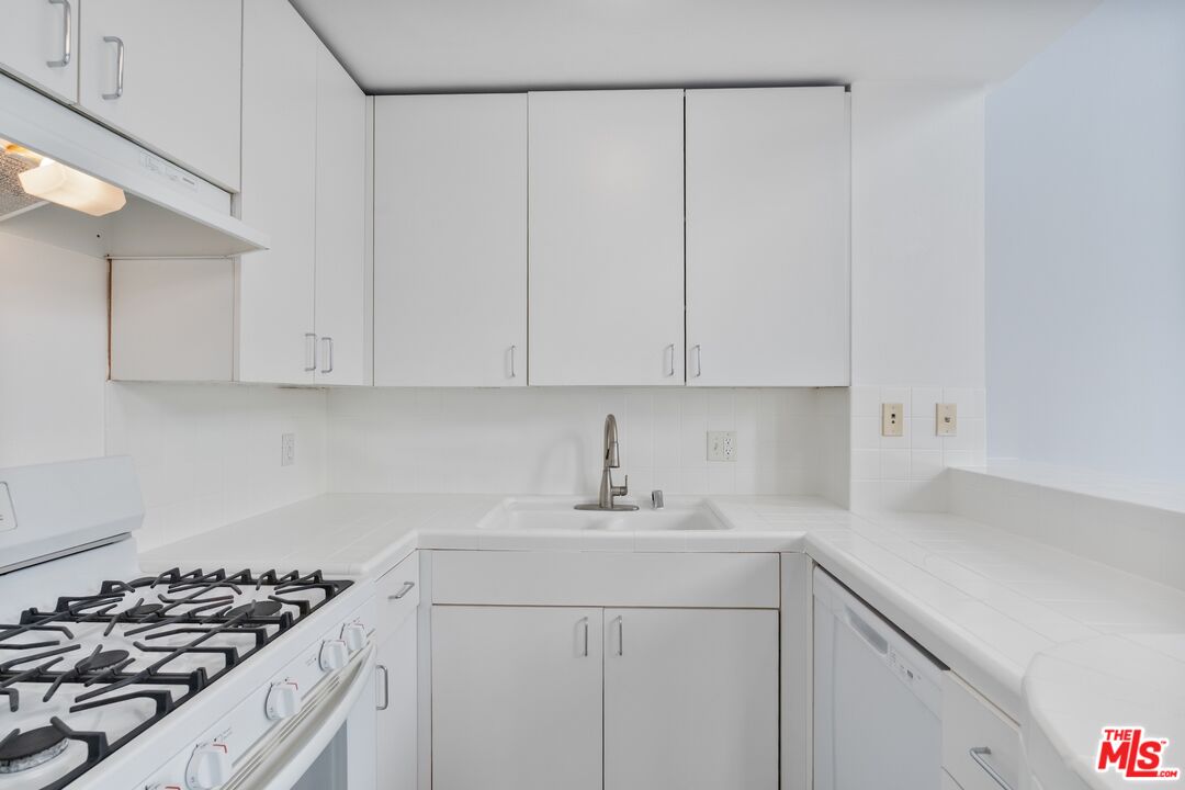 114 Fleet Street Marina del Rey, CA 90292 - Photo 7 of 26 a kitchen with a sink stove and cabinets