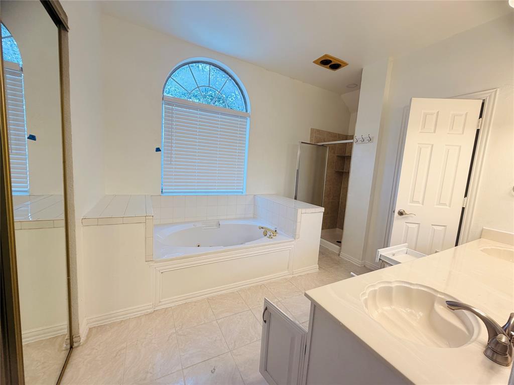 434 Moonlight Way Irving, TX 75063 - Photo 13 of 29 a bathroom with a tub sink and mirror