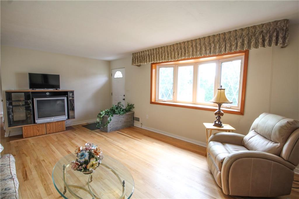 637 Greenlee Road Pittsburgh, PA 15227 - Photo 2 of 25 Truly move-incondition living room