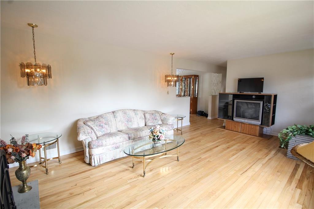 637 Greenlee Road Pittsburgh, PA 15227 - Photo 4 of 25 Living Room