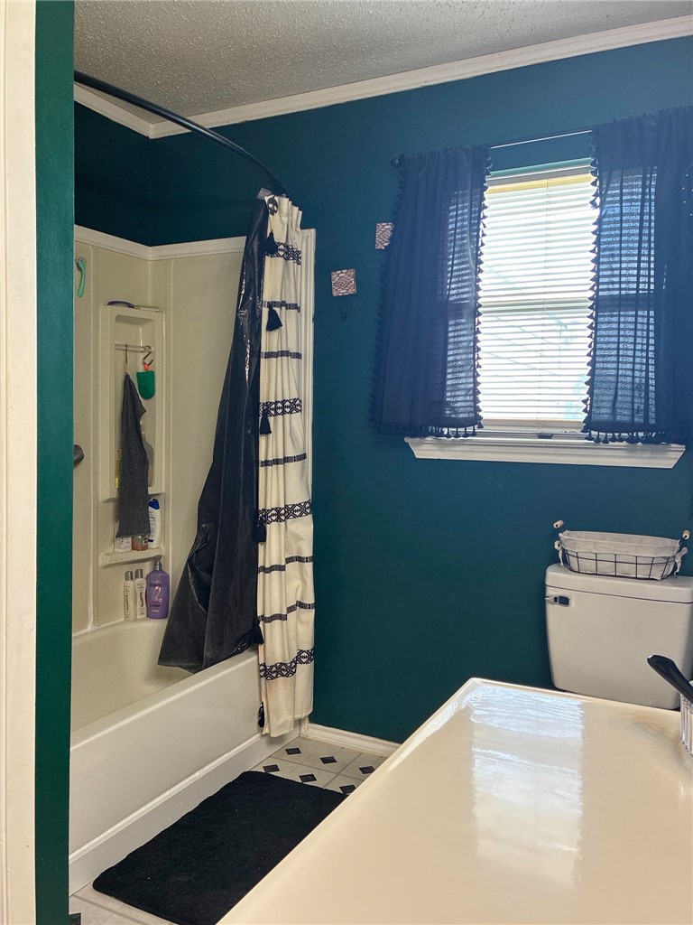 3010 North Interstate 37 Access Three Rivers, TX 78071 - Photo 20 of 29 a bathroom with a bathtub and a window