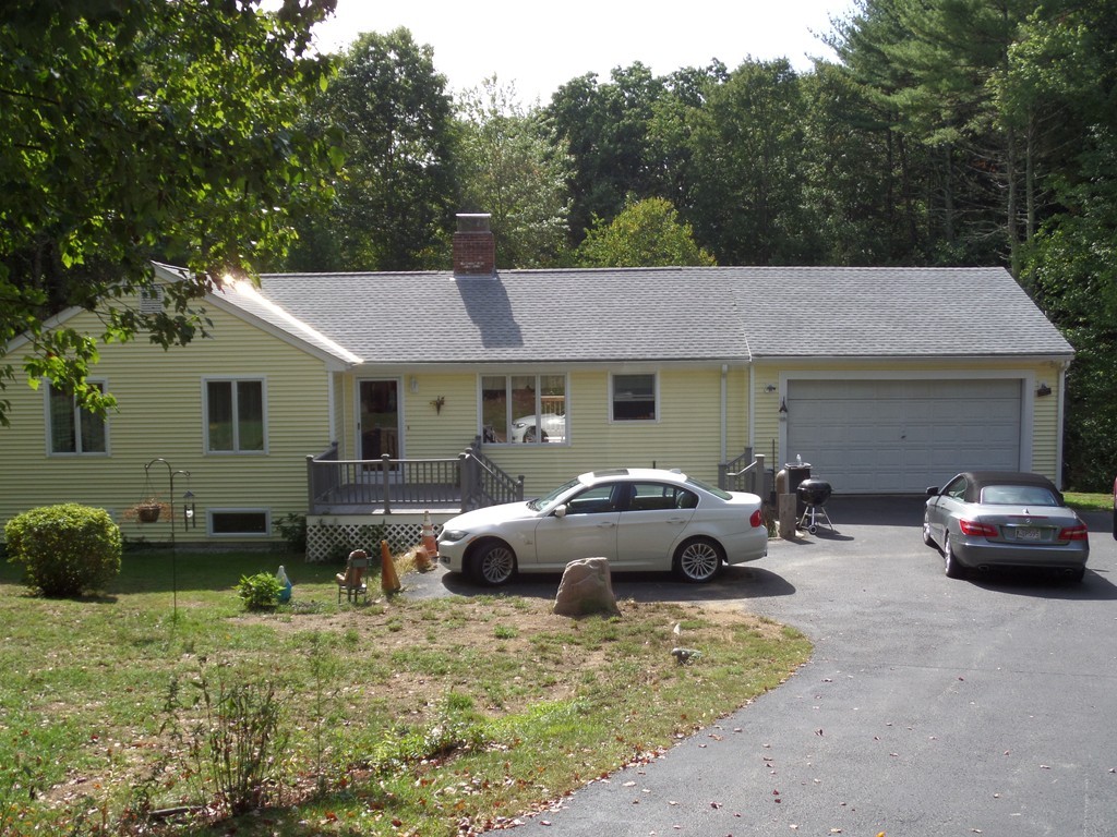 a view of house with car parked