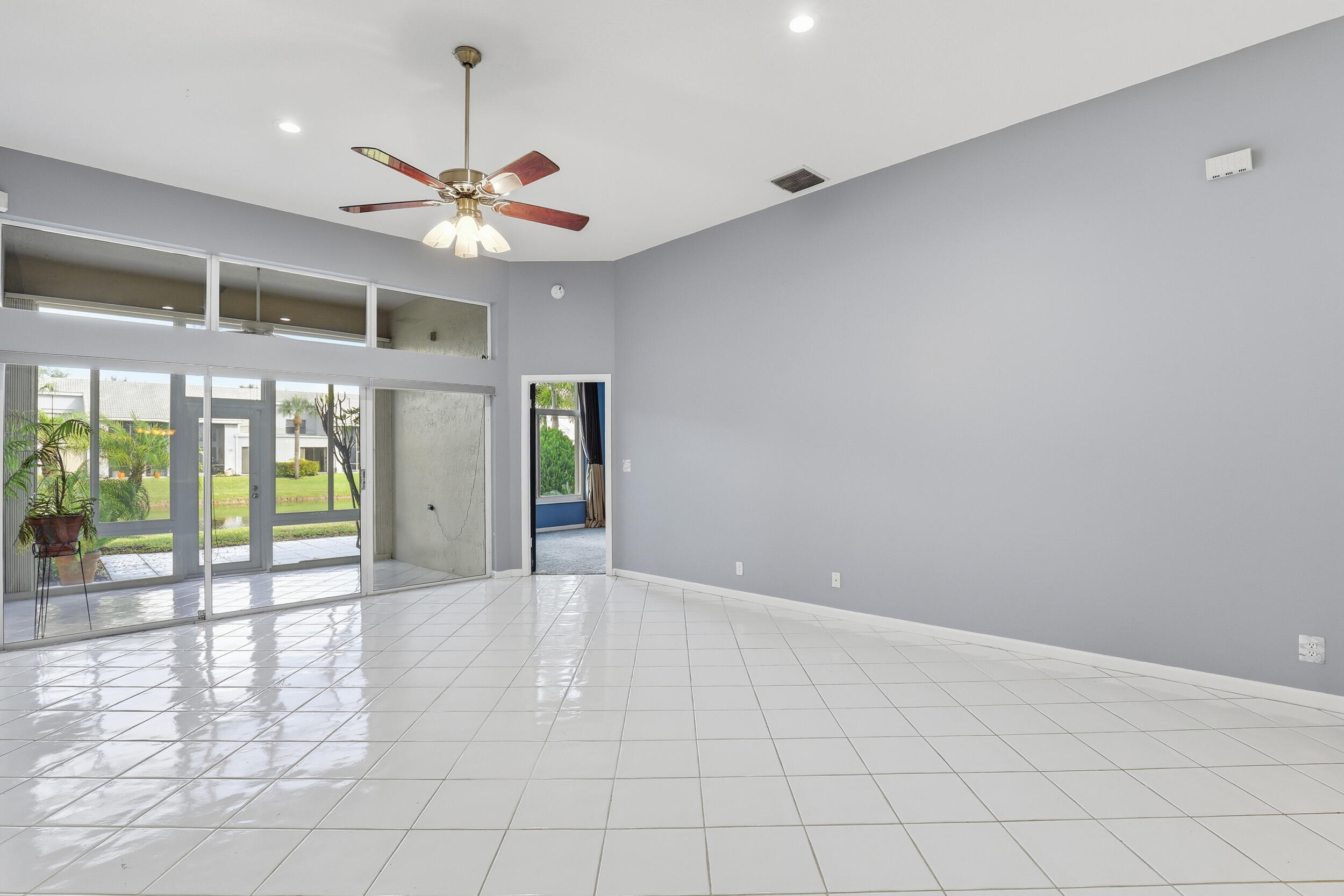5405 Monterey Circle, Unit G Delray Beach, FL 33484 - Photo 29 of 71 Living Room