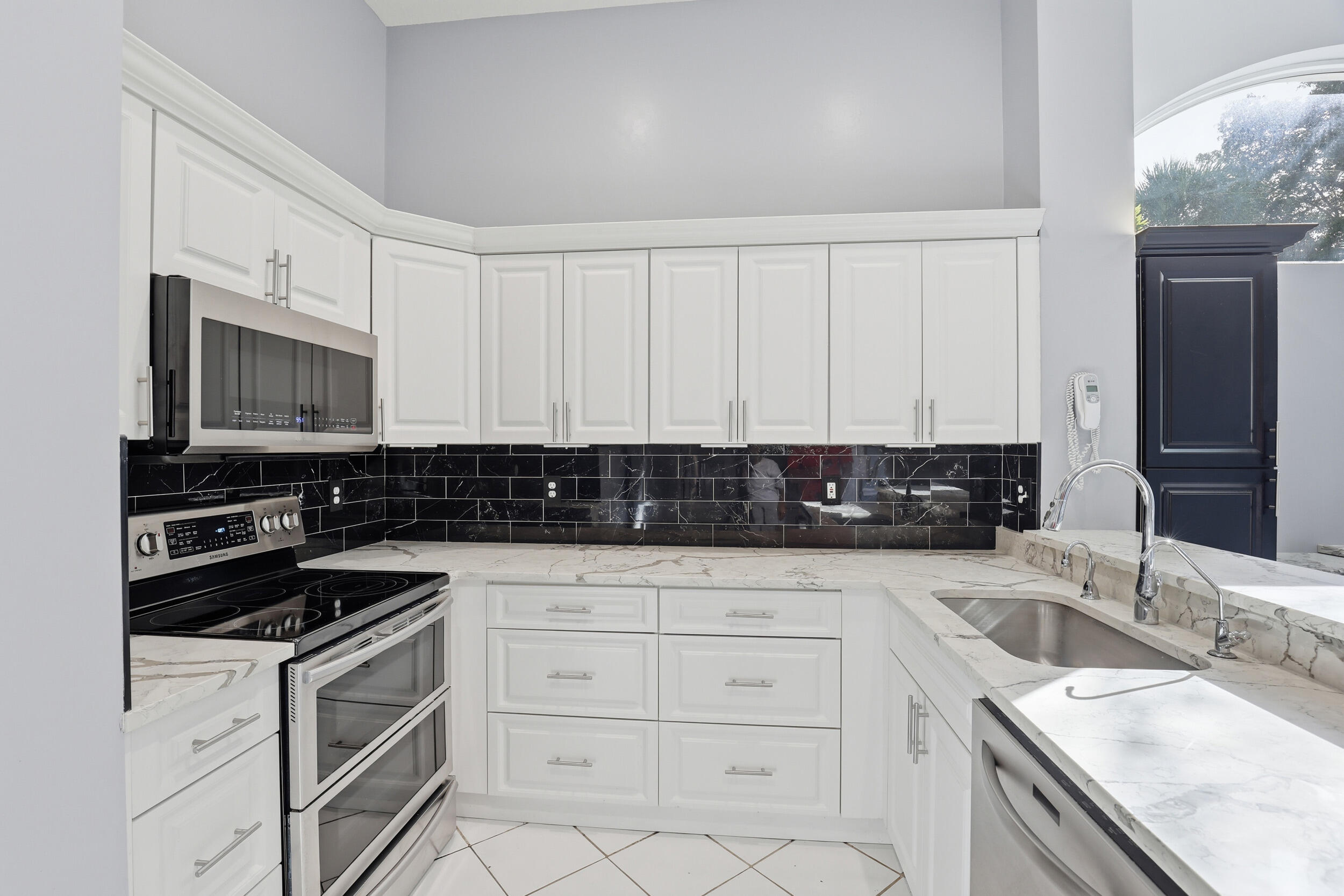 5405 Monterey Circle, Unit G Delray Beach, FL 33484 - Photo 9 of 71 Kitchen