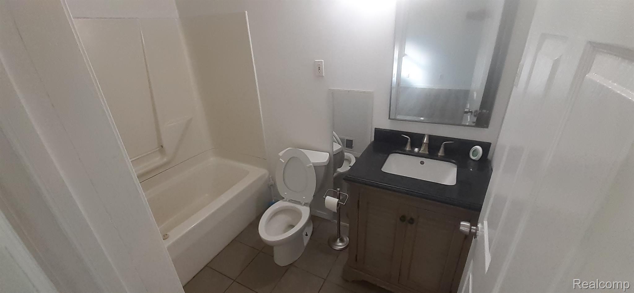 6184 Flushing Road Flushing, MI 48433 - Photo 6 of 15 7.jpg