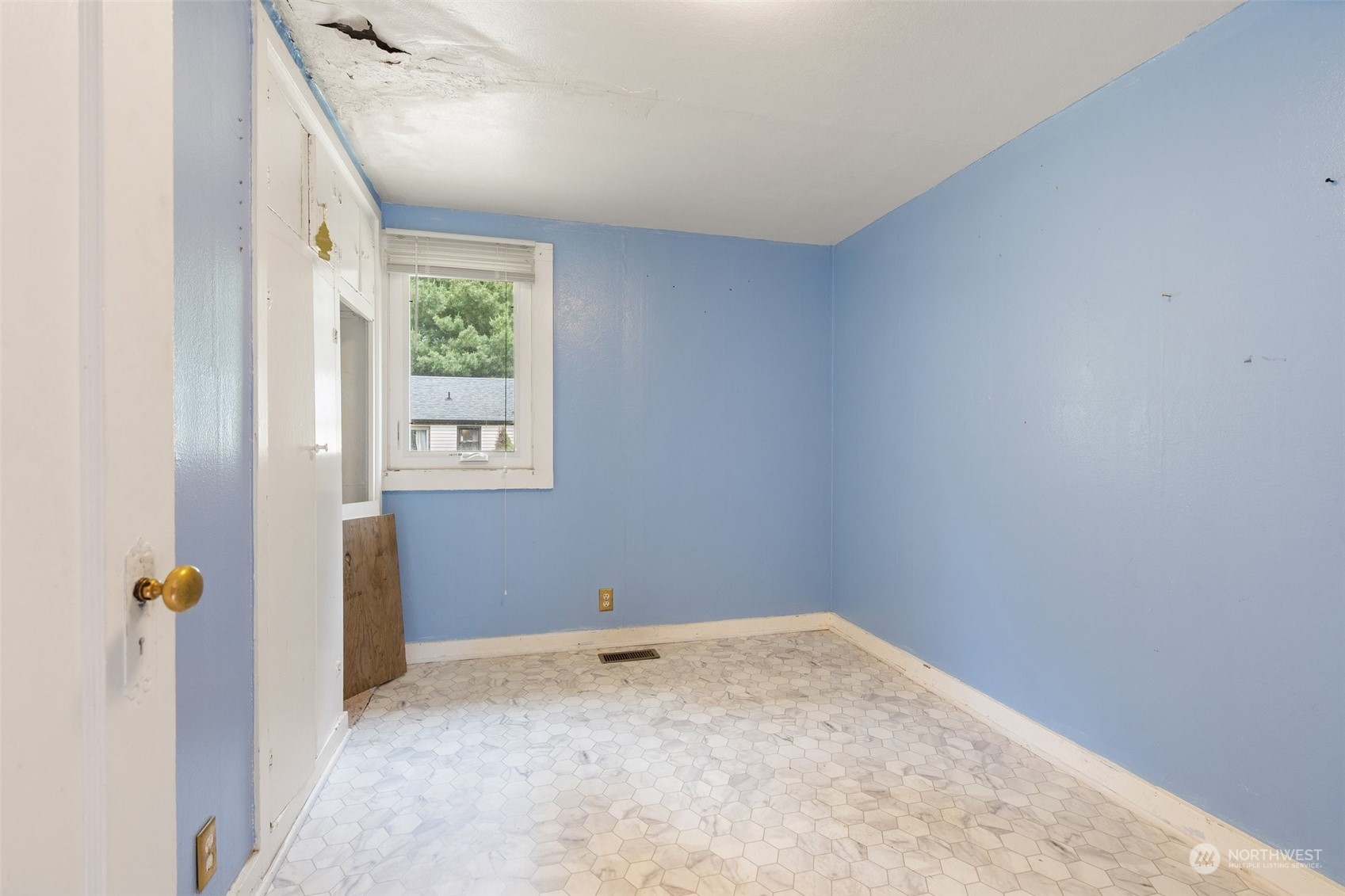 2515 Rocky Point Road Northwest Bremerton, WA 98312 - Photo 14 of 29 an empty room with windows