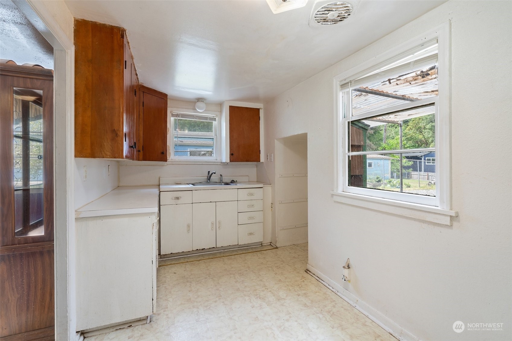 2515 Rocky Point Road Northwest Bremerton, WA 98312 - Photo 17 of 29 a room with window washer and dryer